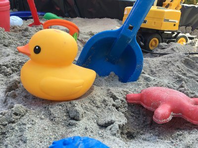 Spielzeug im Sand 